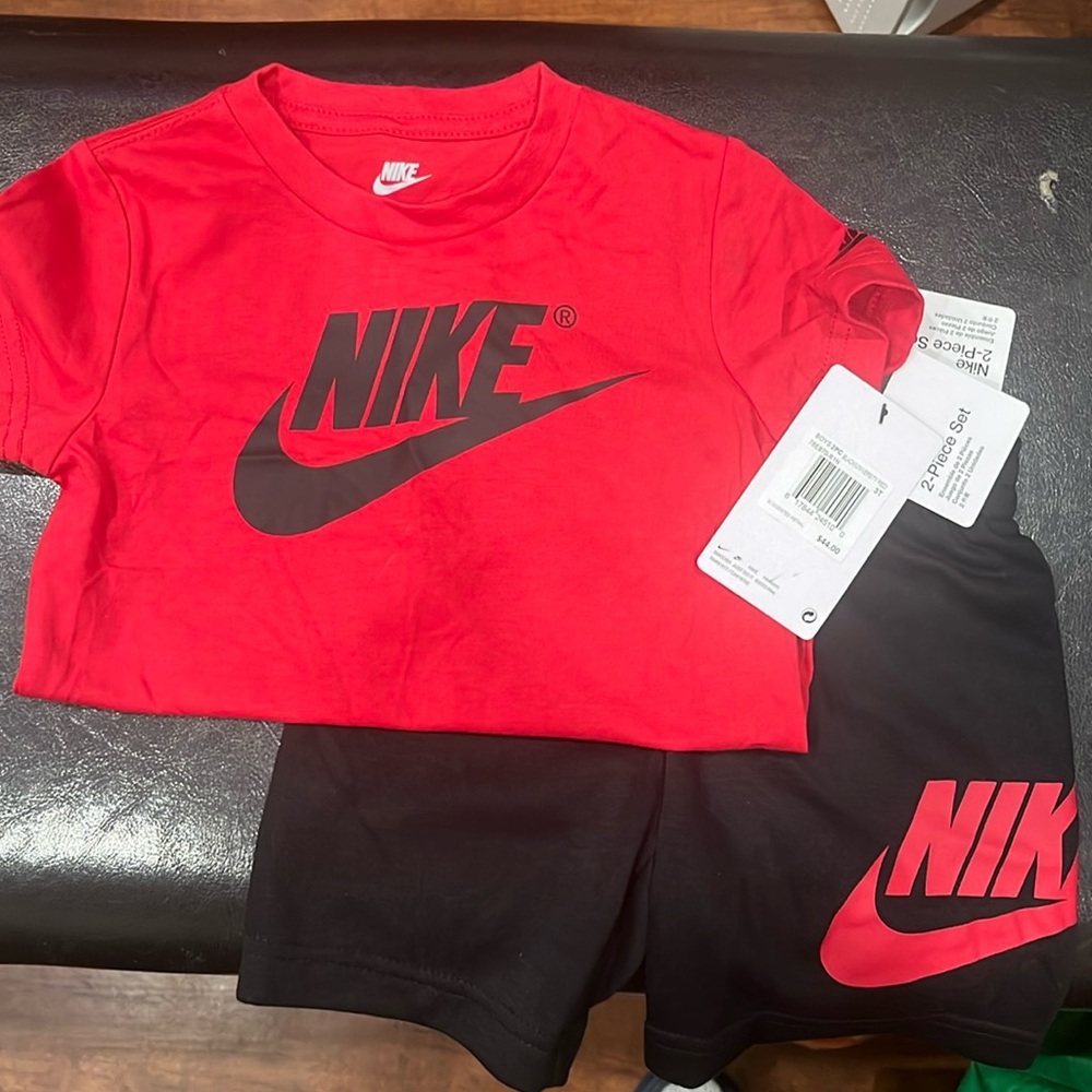 Unisex Nike short set. Size 3T. NWT. Black and red